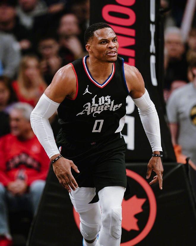 Uzi在快船比赛中比分优势明显,关键助攻引发热议!(快船队比赛) Uzi在快船比赛中比分优势明显,关键助攻引发热议!(快船队比赛)