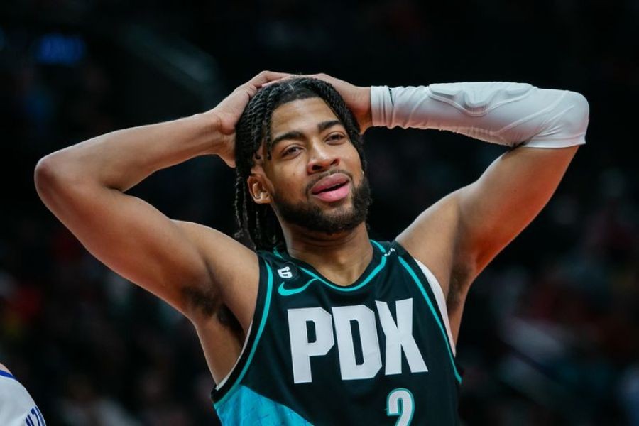 包含转会期波特兰开拓者调整名单以备NBA季后赛；战术微调环节打磨；气氛紧张；年轻球员得到机会的词条